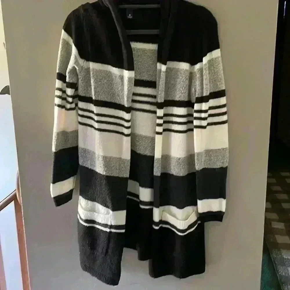 Indigo Cardigan sweater with front pockets worn once
